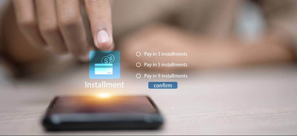 Finger selecting an installment plan on a smartphone.