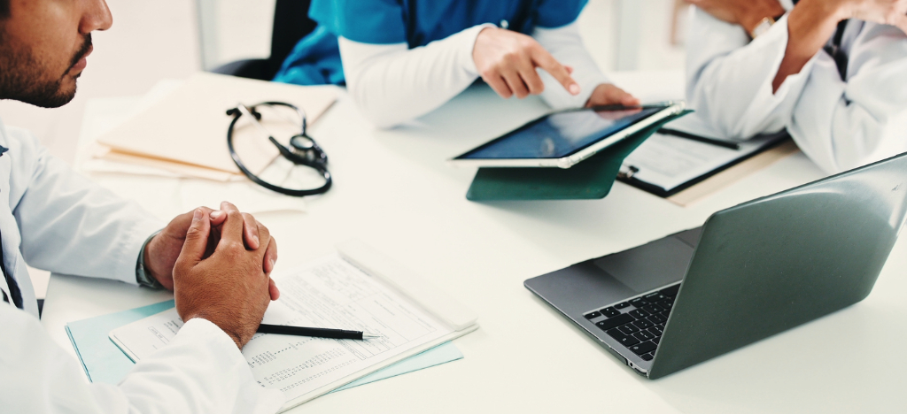RCM companies - A group of doctors having a meeting about their practice’s billing and collection solutions.